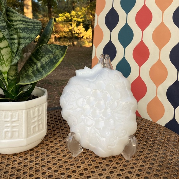 Hazel Atlas Milk Glass Grape Cluster Trinket/Soap Dish - Picture 5 of 10